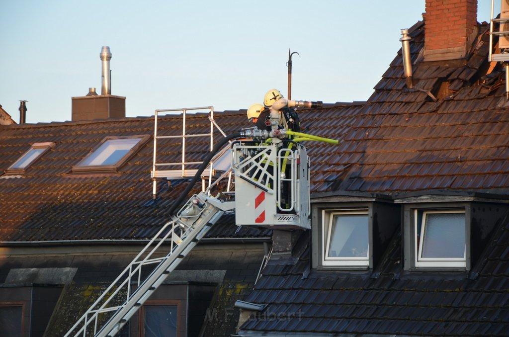 Feuer 3 Dachstuhl Koeln Buchforst Kalk Muelheimerstr P216.JPG